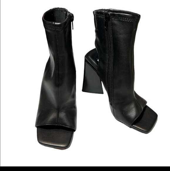 🤑SOLD🤑Steve Madden Safia Cutout Black Bootie - Picture 2 of 16